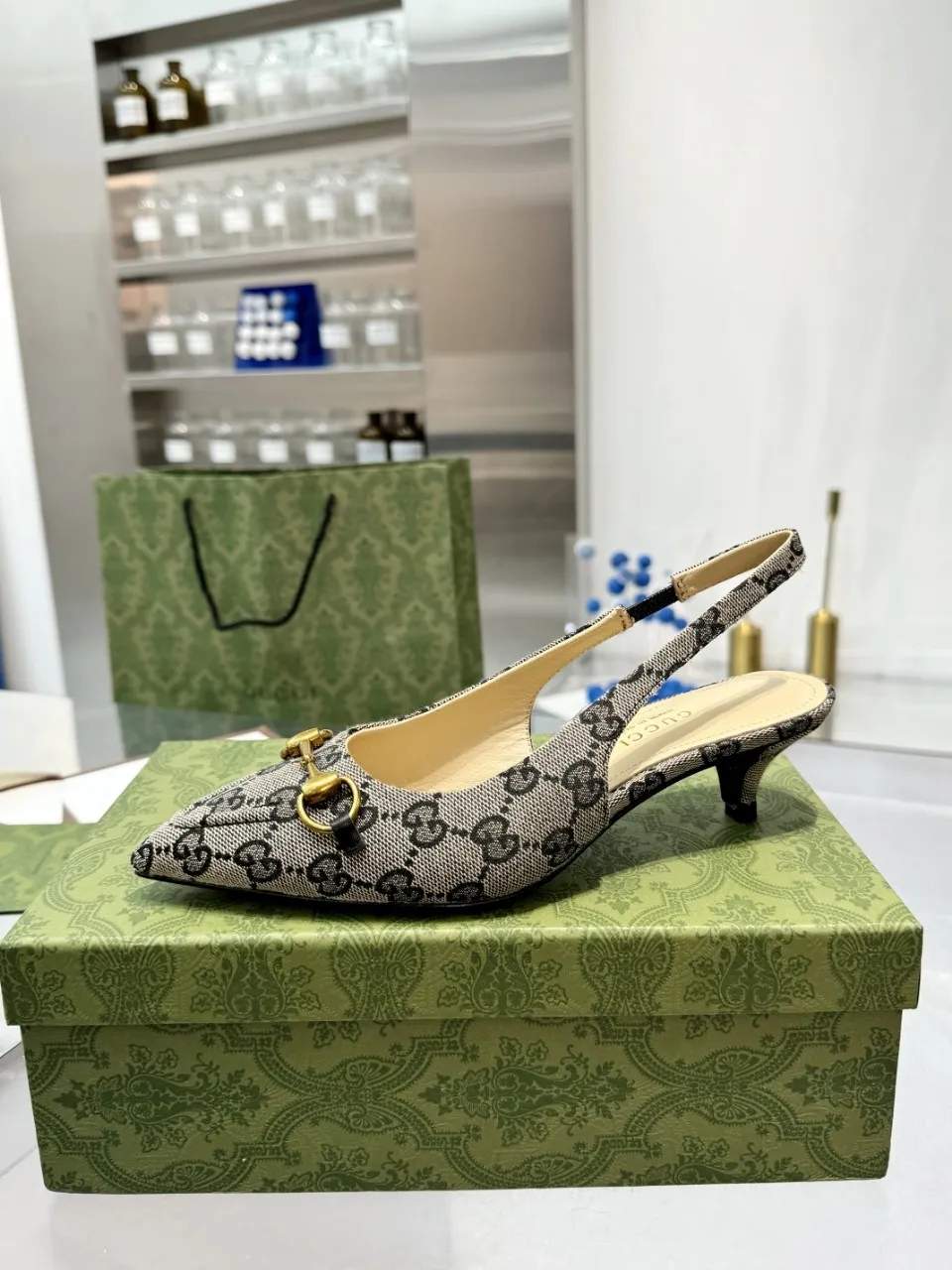 👟👟Ex-factory price 440👟👟 (genuine leather sole +40) Gucci Signoria pumps are named after the central square of Florence, recreating the classic and elegant style of the birthplace of the brand. Combining shiny patent leather with a pointed toe, these shoes are embellished with Gucci's signature chain, adding a stylish edge to your new season wardrobe. Upper: Made of first-layer imported patent cowhide/sheepskin lining. Outsole: rubber non-slip outsole/genuine leather outsole. Size: 35-42 (34/41 42 customized, non-refundable)